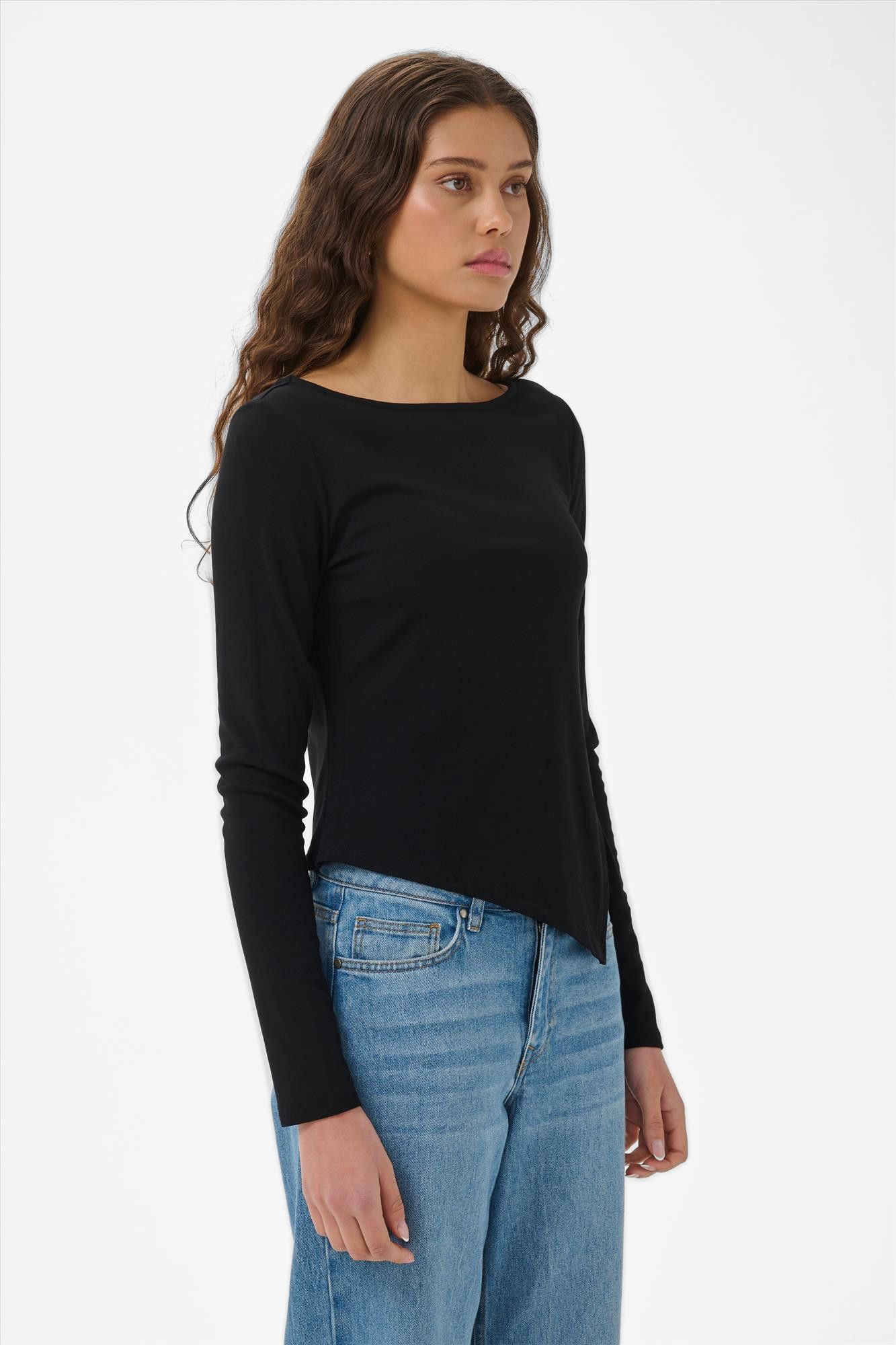 My Essential Wardrobe - Zwarte Nupti Asymmetric longsleeve
